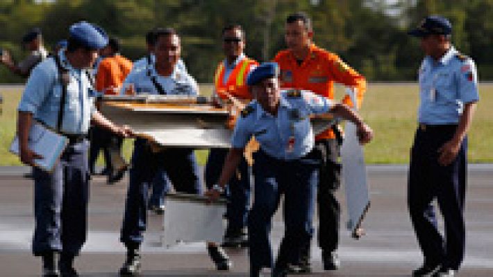 Expertos internacionales se unen a la búsqueda de las cajas negras del avión AirAsia