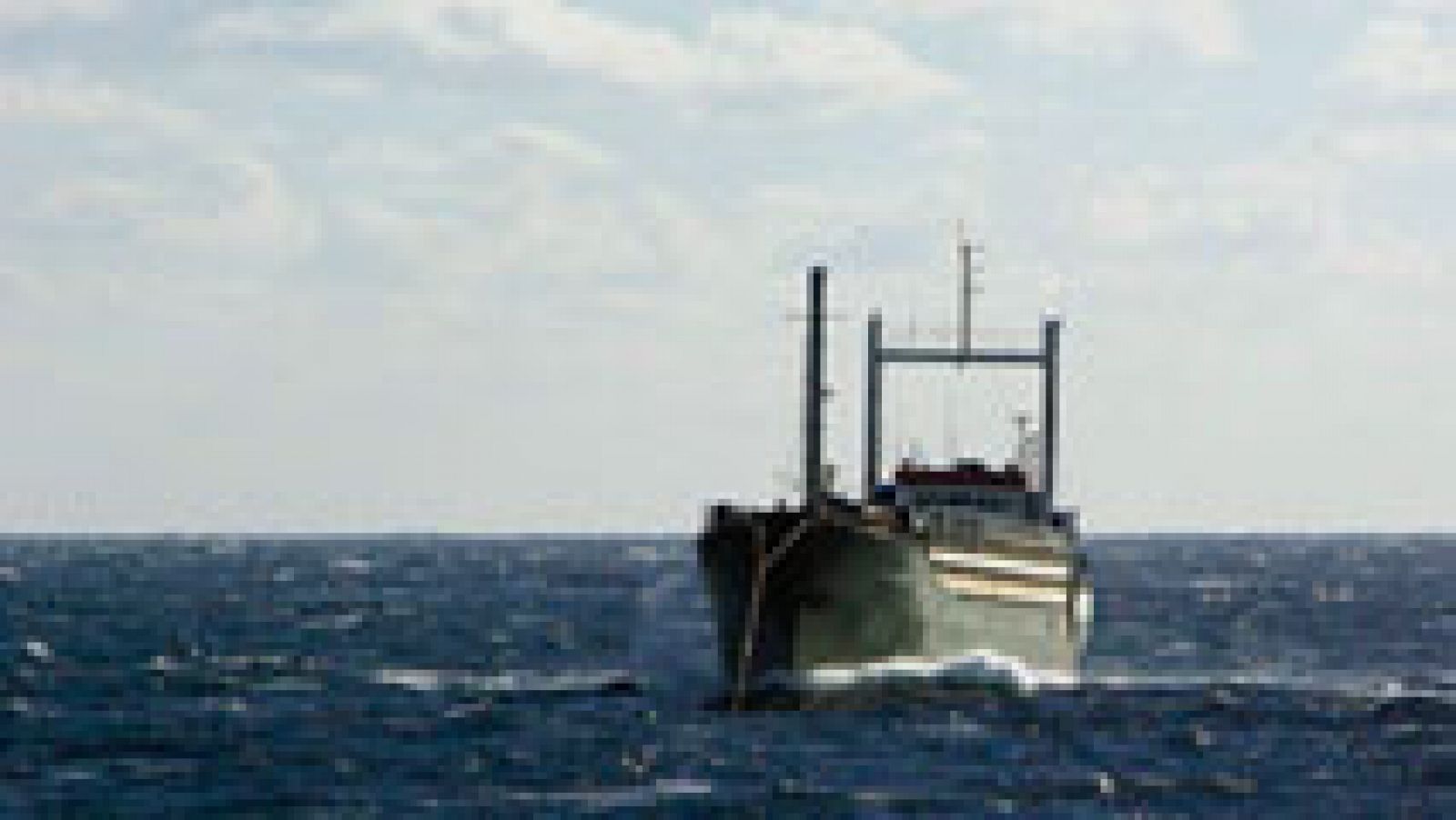 Italia toma el control que un barco abandonado con 450 inmigrantes a bordo
