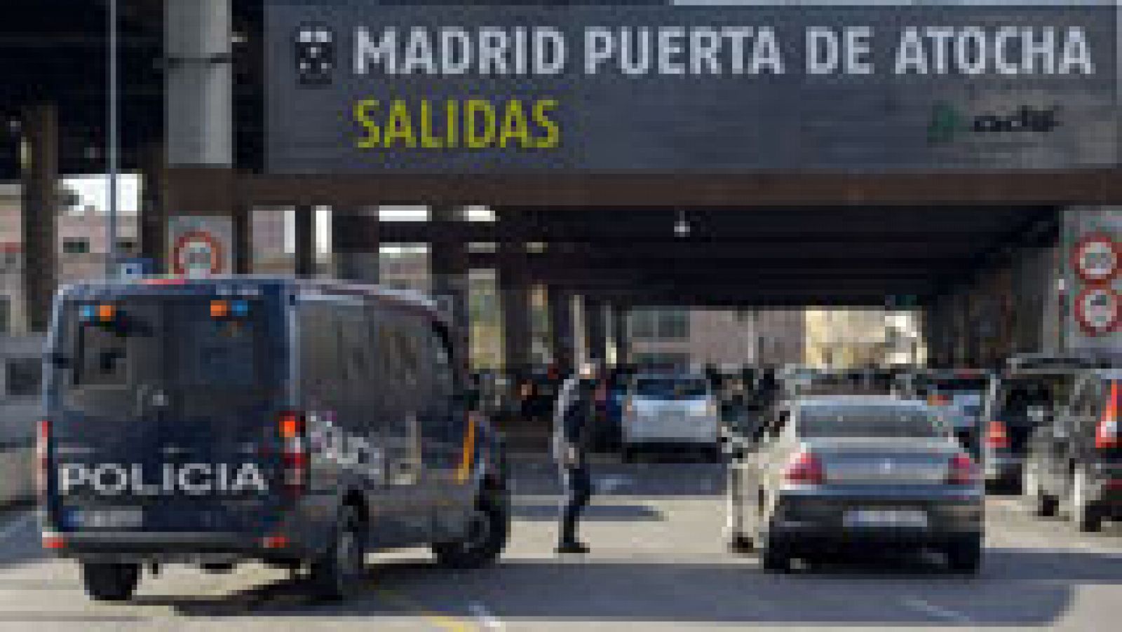 Telediario 1: Un hombre amenaza con hacer estallar una bomba en Atocha | RTVE Play