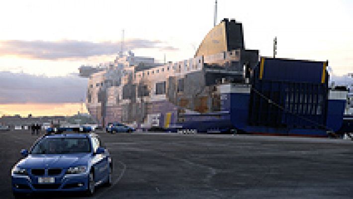 El "Norman Atlantic" llega remolcado al puerto italiano de Bríndisi tras 20 horas de travesía