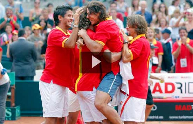 Rafael Nadal ha vuelto a ser el héroe del equipo español, al que ha llevado a la final con sus dos victorias individuales ante Estados Unidos. Y eso que el español no llegaba en el mejor momento de forma y ha estado a punto de no jugar el segundo par