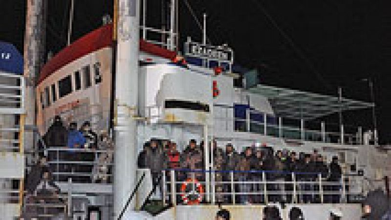 Llega a puerto italiano el Ezadeen, el barco mercante con 450 inmigrantes a bordo