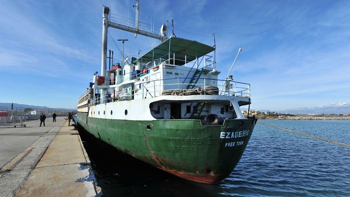 Telediario 1 - Un nuevo carguero lleno de inmigrantes llega a Italia