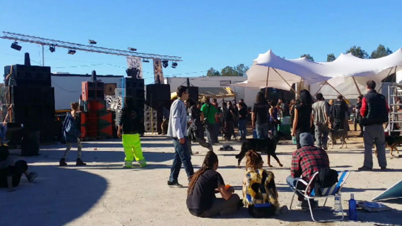 Cerca de mil personas celebran aún Nochevieja en la "rave" de Benagéber