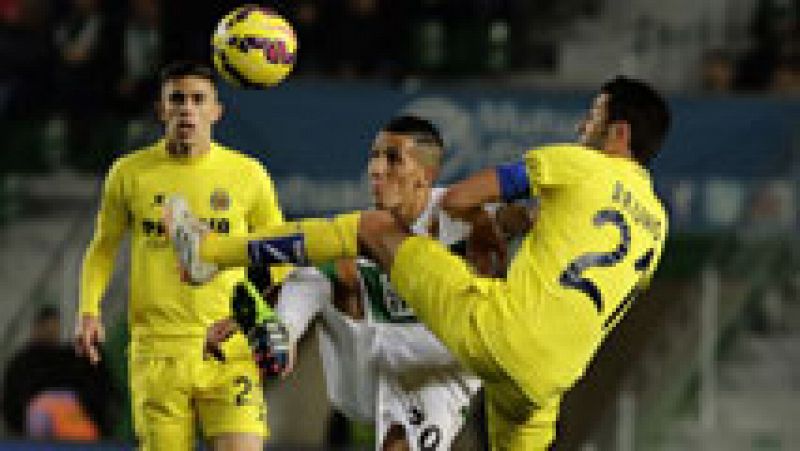 El Elche, colista de la Liga BBVA, y Villarreal estrenaron 2015 con un empate en el Martínez Valero tras un partido espectacular, sobre todo en la primera mitad, en la que ambos equipos intercambiaron goles, rachas de buen juego y numerosas ocasiones