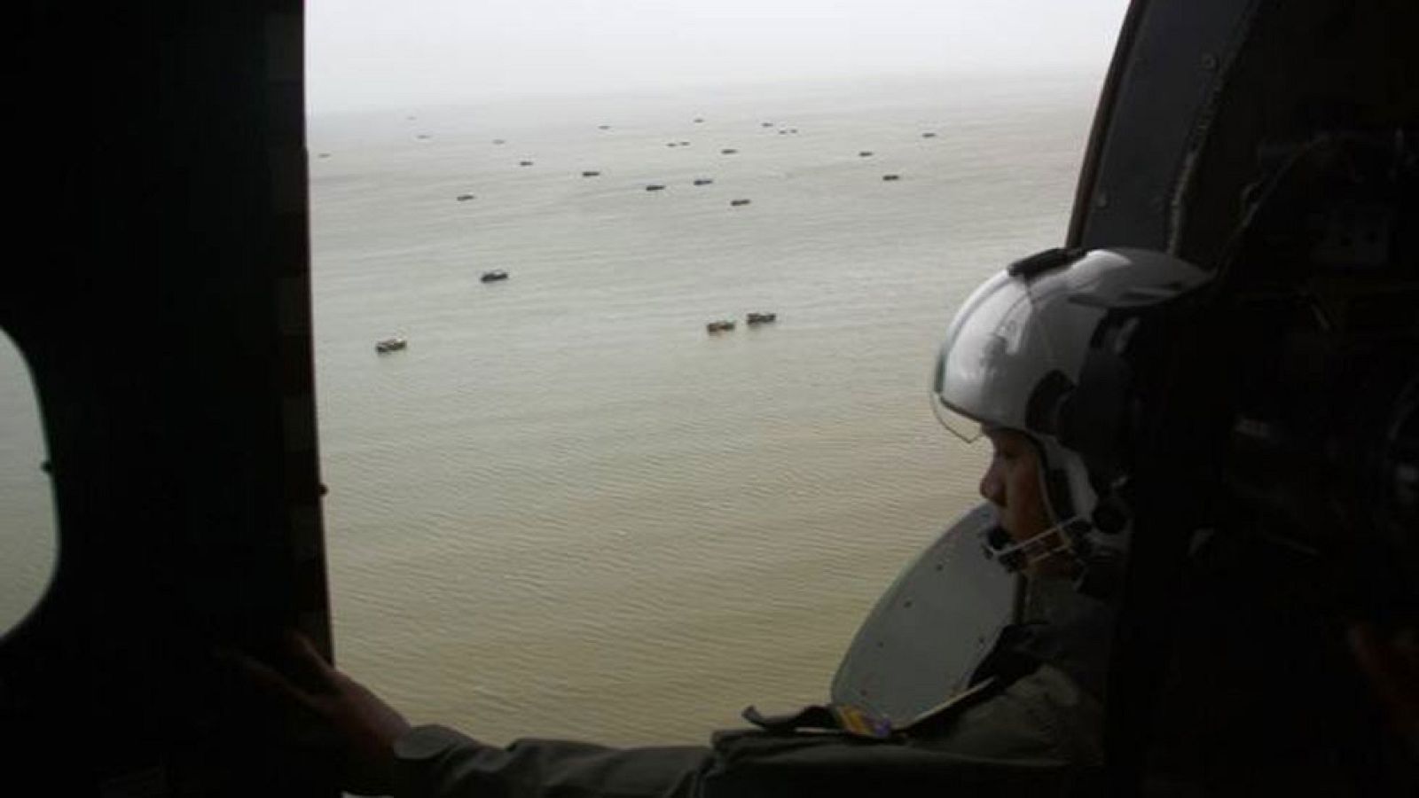 Indonesia apunta al mal tiempo como desencadenante del accidente de avión de AirAsia - Informativo 24h | Ver