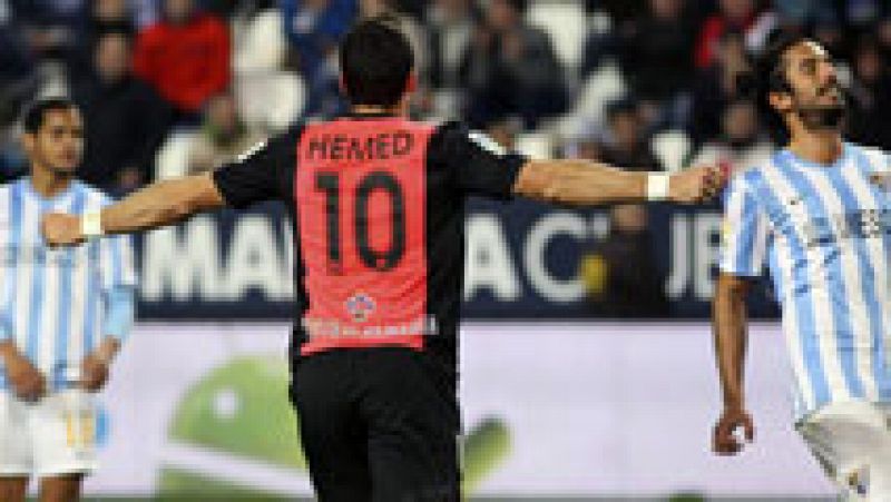 El Almería ha conseguido la cuarta victoria del campeonato al ganar con dos goles del delantero israelí Hemed a un Málaga desconocido y sin ideas, que logró empatar, pero que un penalti le privó de un punto en una de las escasas ocasiones que tuvo.