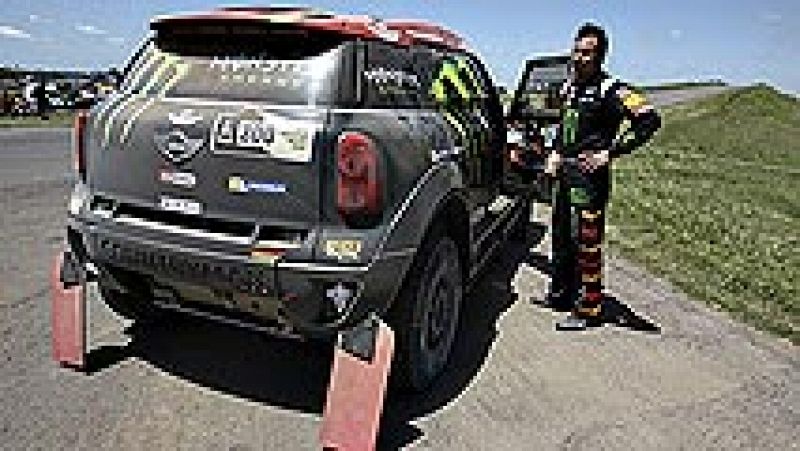 El británico Sam Sunderland (KTM), en motos, y el catarí Nasser  Al-Attiyah (Mini), en coches, se han convertido en los primeros  líderes del Rally Dakar, que se celebra desde este domingo hasta el  17 de enero y pasará por Argentina, Chile y Bolivia