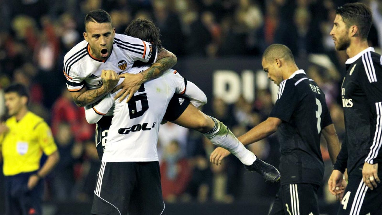El Valencia remontó ante el Real Madrid en un partido que llegó al descanso con ventaja visitante, pero que los locales resolvieron a base de tesón en el tramo inicial del segundo tiempo para obtener un triunfo (2-1) que truncó la racha de veintidós