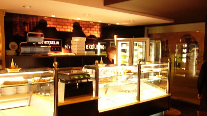 Telediario 1 - El desempleo en el sector servicios es el que más ha bajado