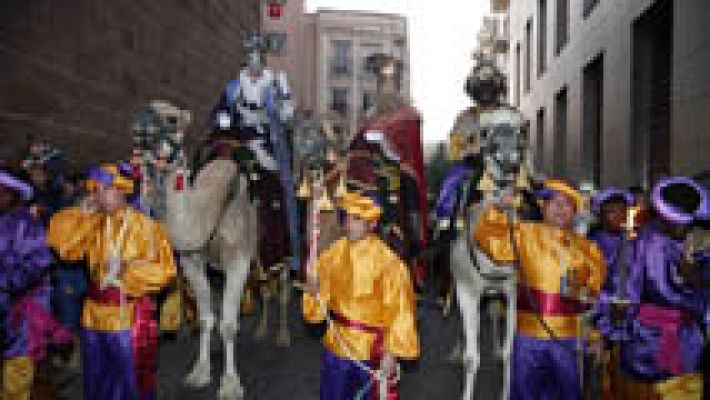 Telediario 1 - Los reyes magos llegan a los pueblos y ciudades de España