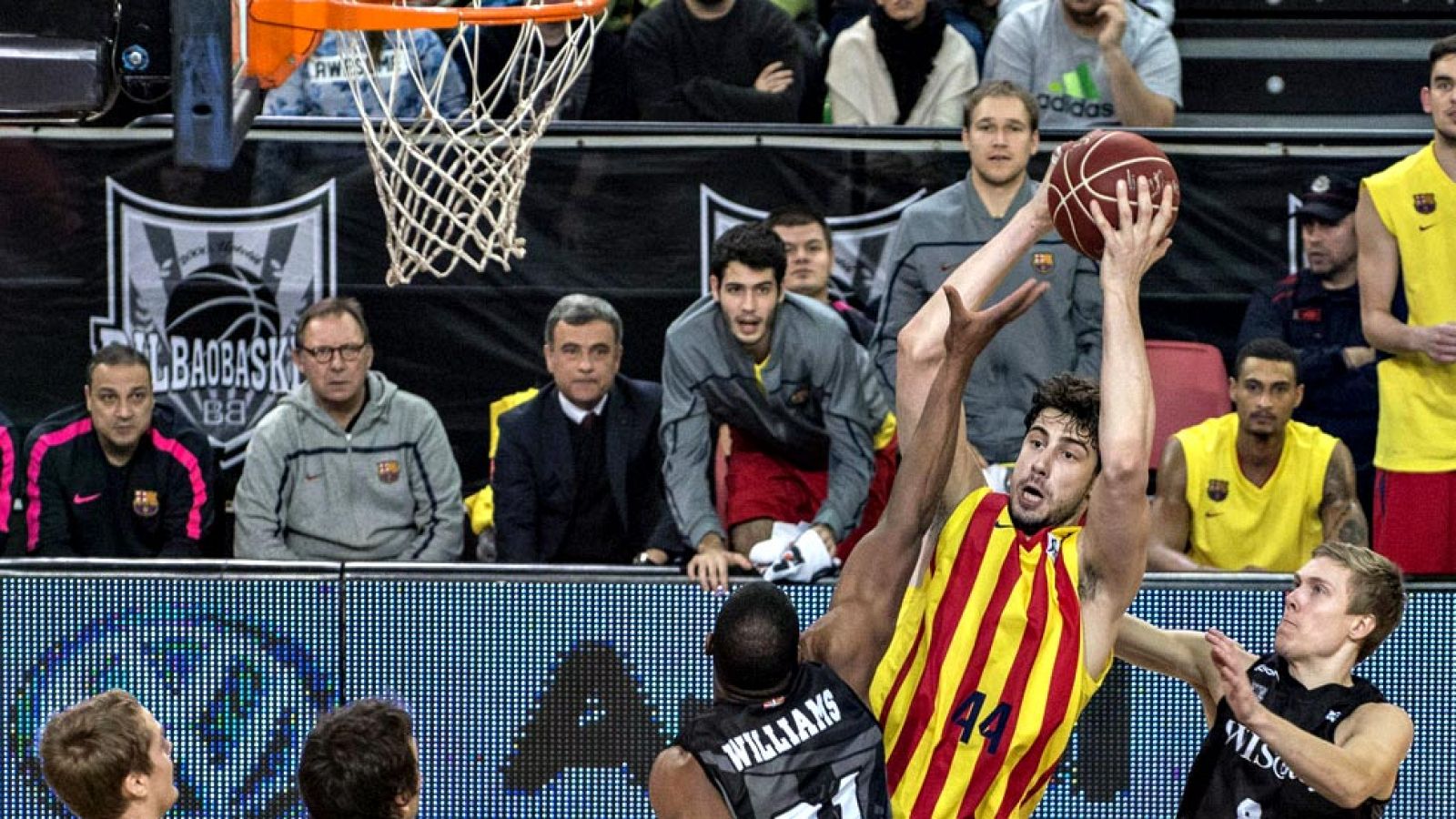 El mate de Todorovic al Barça, el equipo que le tiene cedido en el Bilbao Basket, destaca como la mejor canasta de la jornada.