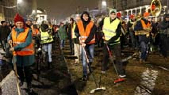 Telediario 1 - Manifestaciones de islamófobos y antirracistas en Alemania