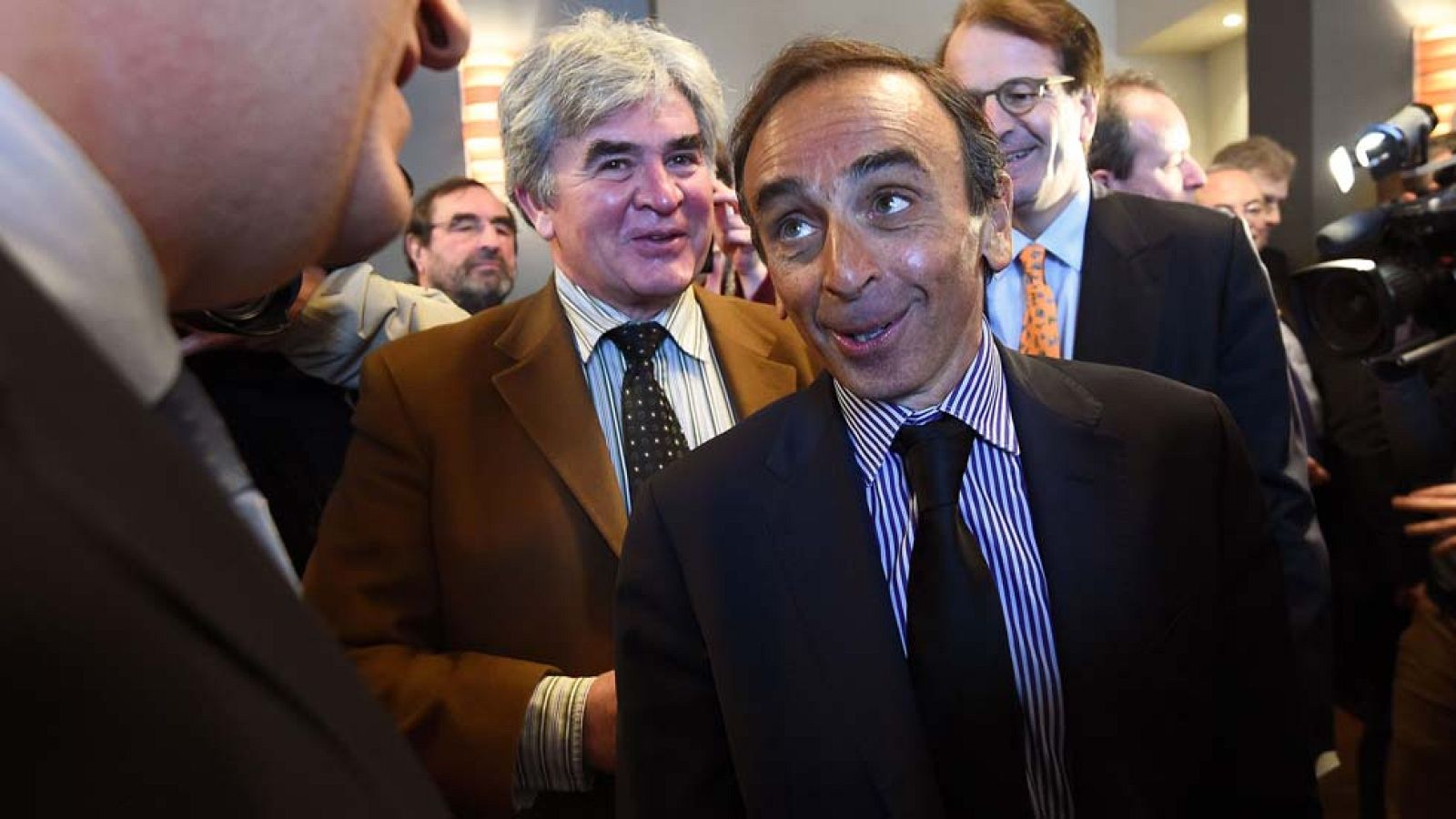 Polémica visita a Bruselas de un escritor francés icono de la ultraderecha | Ver