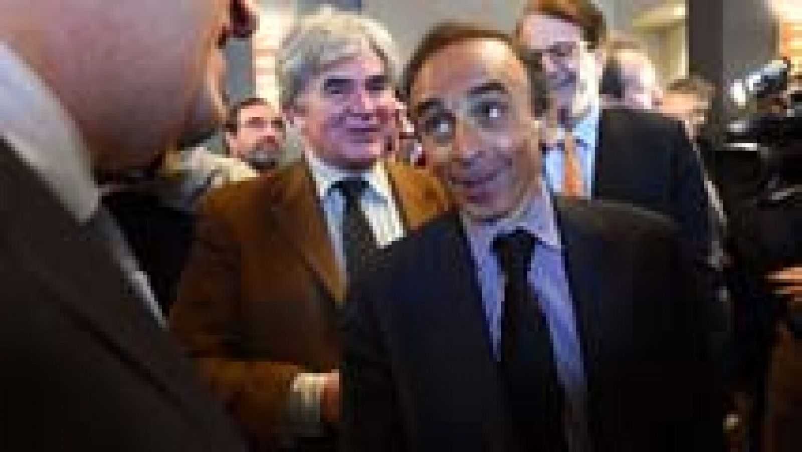 Polémica visita a Bruselas de un escritor francés icono de la ultraderecha | Ver