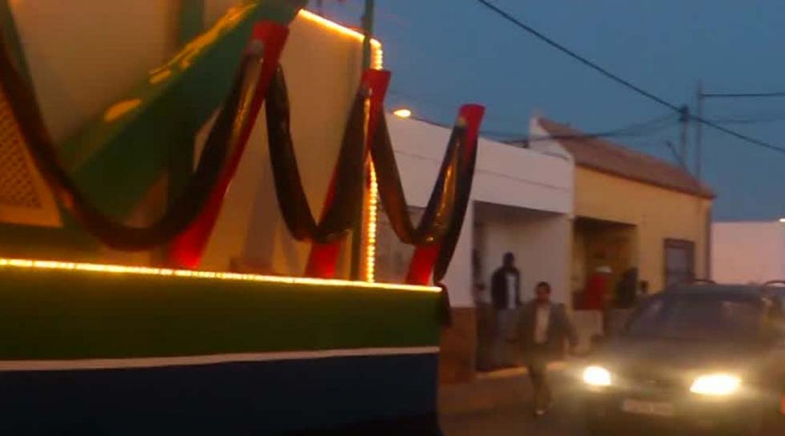 Muere el joven que hacía de rey Baltasar en Níjar (Almería) tras volcar su carroza - Informativo 24h | Ver