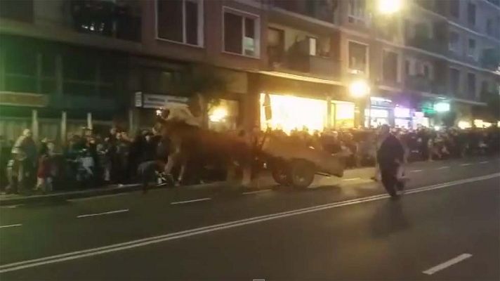 Telediario 1 - Bueyes desbocados en la cabalgata de Portugalete