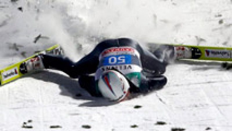 El excampeón olímpico Simon Ammann sufrió un duro accidente en la prueba de cuatro trampolines en la estación austríaca de Innsbruck. Ammann se quedó inconsciente pero la caída no ha tenido consecuencias graves.