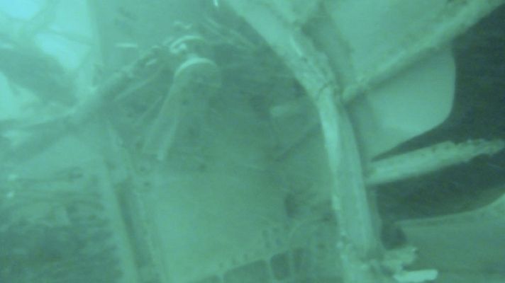 Telediario 1 - Restos de la cola del avión de AirAsia en el mar de Java