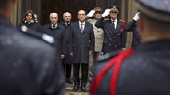 Hollande guarda un minuto de silencio por 'Charlie Hebdo'