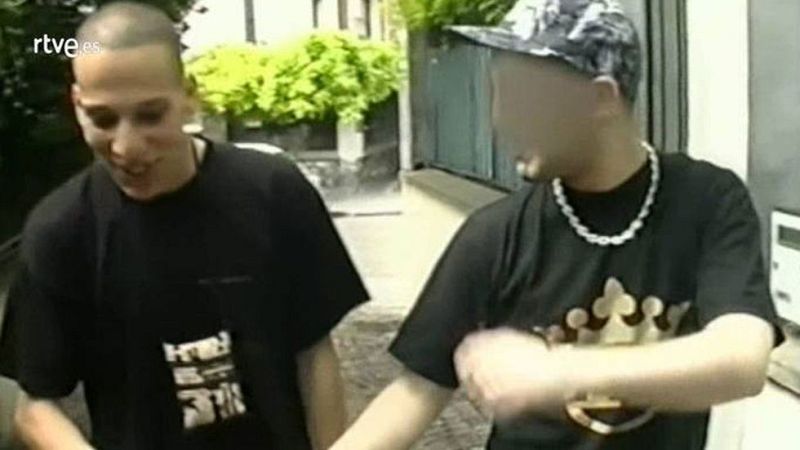  Chérif Kouachi, sospechoso del atentado contra la revista 'Charlie Hebdo', en París aparece en un reportaje de televisión del programa Pieces á Convictions emitido en 2005.