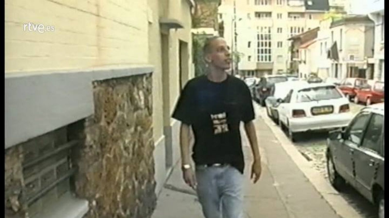  Chérif Kouachi, sospechoso del atentado contra la revista 'Charlie Hebdo', en París aparece en un reportaje de televisión del programa Pieces á Convictions emitido en 2005.