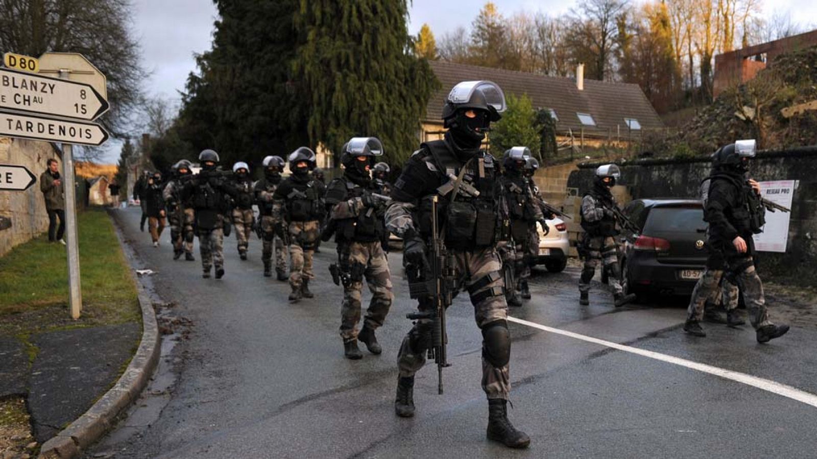 Alerta máxima en el norte de Francia, donde se estrecha el cerco a los sospechosos del atentado