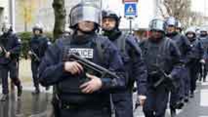 Un hombre armado toma rehenes en una tienda judía en París
