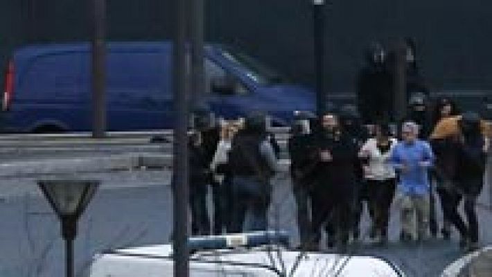 Telediario 1 - El asalto en una tienda judía de París deja al menos cinco muertos, entre ellos el secuestrador