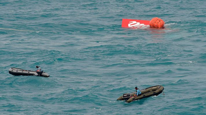 Informativo 24h - Reflotan la cola del avión de AirAsia que se estrelló con 162 personas en el mar de Java