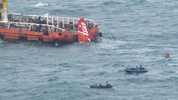 Los equipos de rescate sacan del mar la cola del avión de AirAsia
