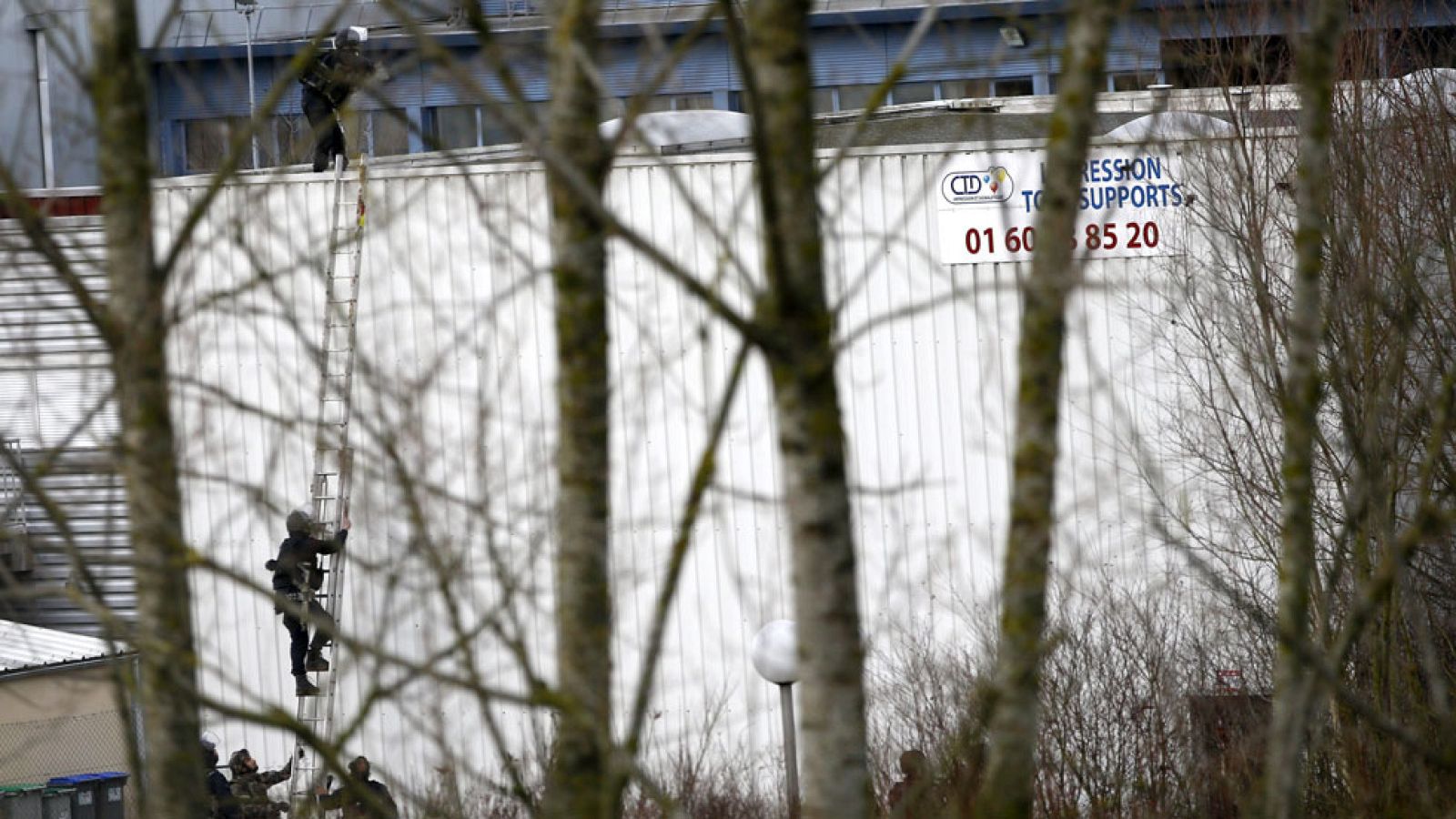 Momento del asalto a la imprenta en la que estaban los hermanos Kouachi