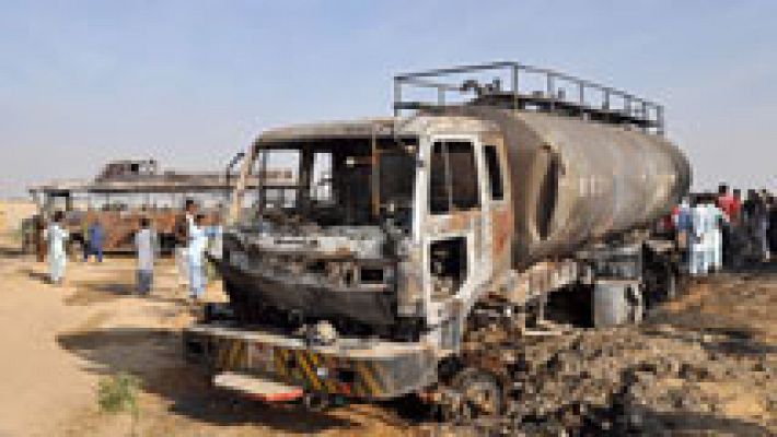Mueren calcinadas 57 personas al colisionar un autobús y un camión en Pakistán