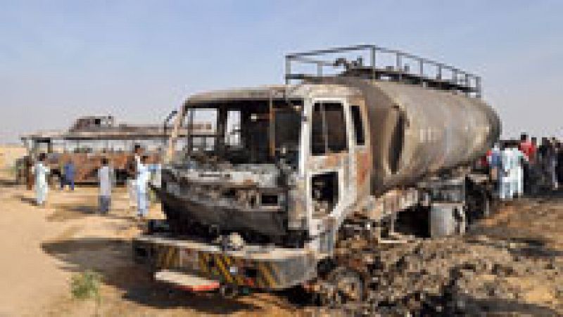 Mueren calcinadas 57 personas al colisionar un autobús y un camión con gasolina en Pakistán