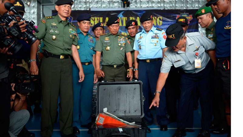 Los equipos de rescate recuperan una de las dos cajas negras del avión de AirAsia 