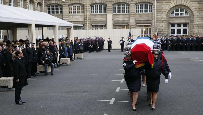 Informativo 24h - Francia homenajea a los policías caídos en los atentados