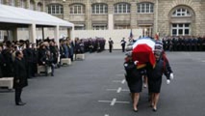 Francia homenajea a los policías caídos en los atentados 