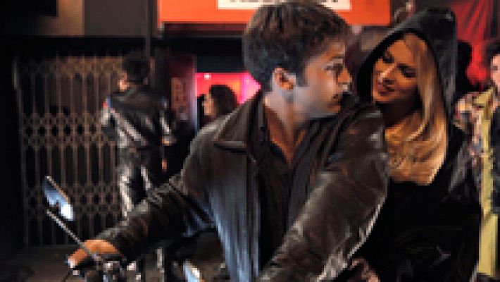 Cuéntame cómo pasó - Carlos alucina en la casa de Nuka