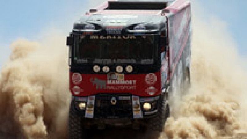 No son los grandes protagonistas de la carrera, pero no pueden faltar. Los camiones son una parte fundamental del Dakar 2015.