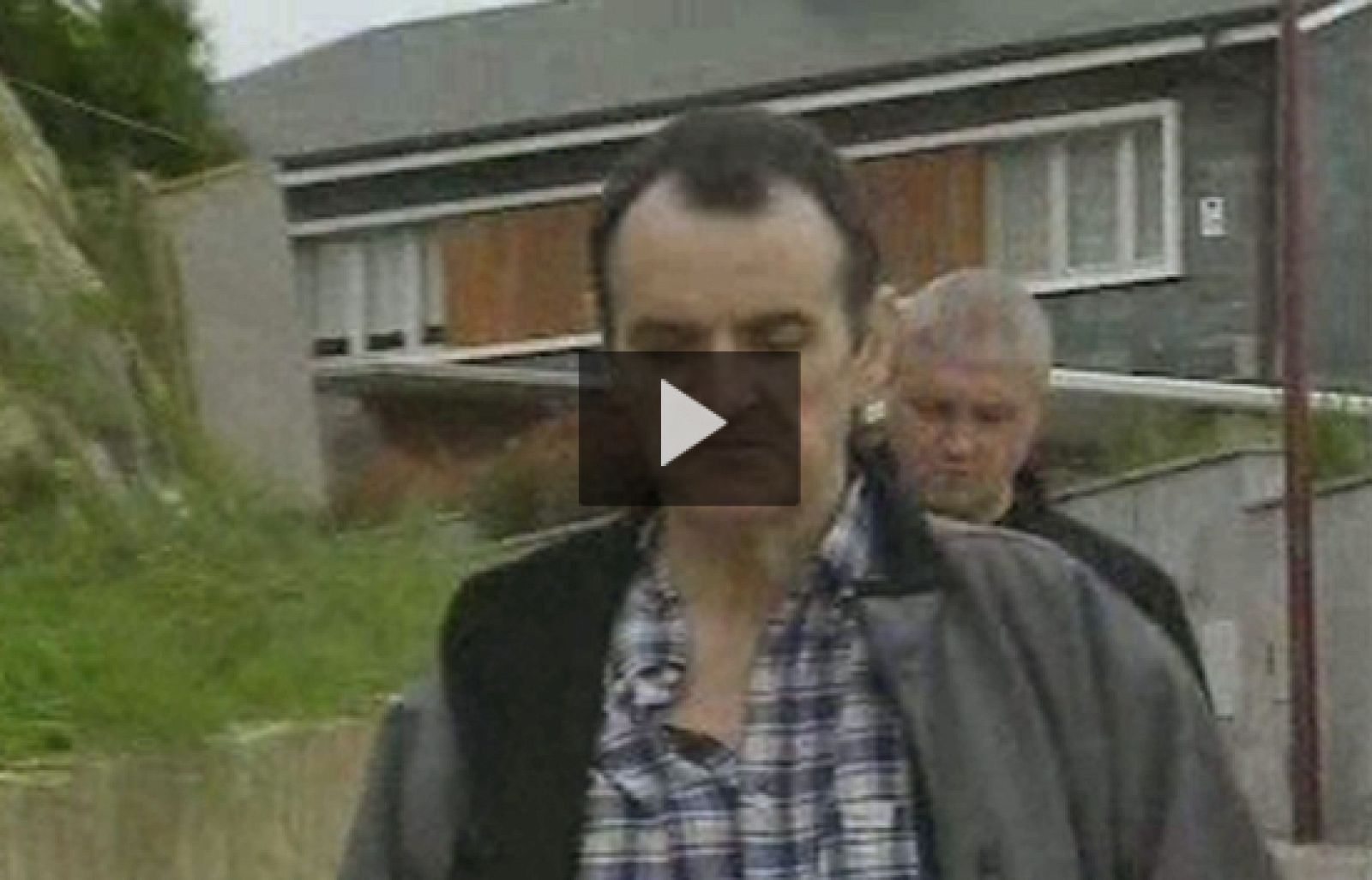 La Audiencia Nacional ha pedido a Interpol que localice al ex preso de ETA Jose Ignacio de Juana Chaos en Irlanda.Es allí donde el pasado día 3, De Juana fue a renovar su pasaporte facilitando una dirección en Dublín. 