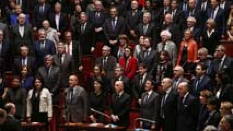 Los diputados franceses cantan La Marsellesa en homenaje a las víctimas de los atentados