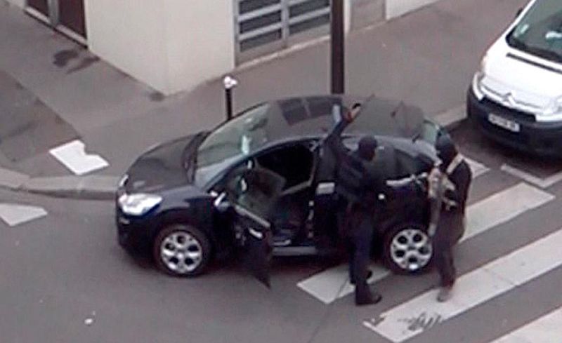 Imágenes de la huida de los hermanos Kouachi tras atentar en 'Charlie Hebdo'