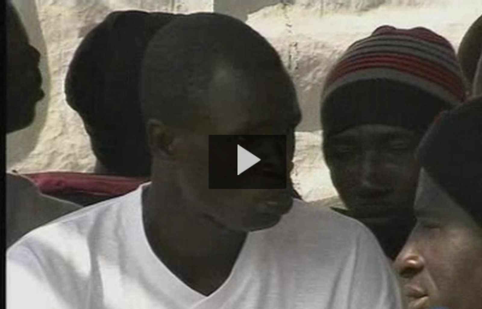 125 inmigrantes han llegado hoy en un cayuco al puerto de Los Cristianos | Ver