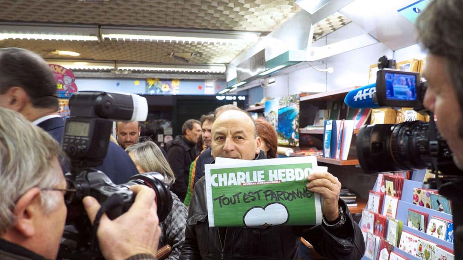 La revista 'Charlie Hebdo' se agota a los pocos minutos de llegar a los quioscos 
