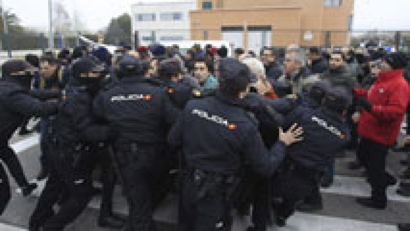 Enfrentamientos entre trabajadores y Policía en la planta de Coca-Cola