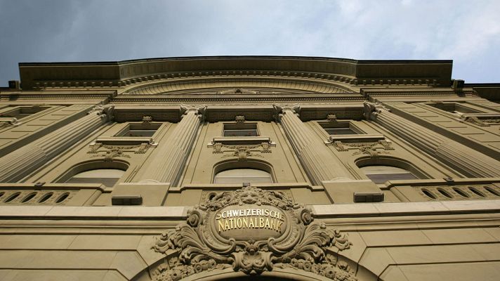 Telediario 1 - Suiza penaliza los depósitos bancarios con el -0,75% y libera la cotización de su moneda