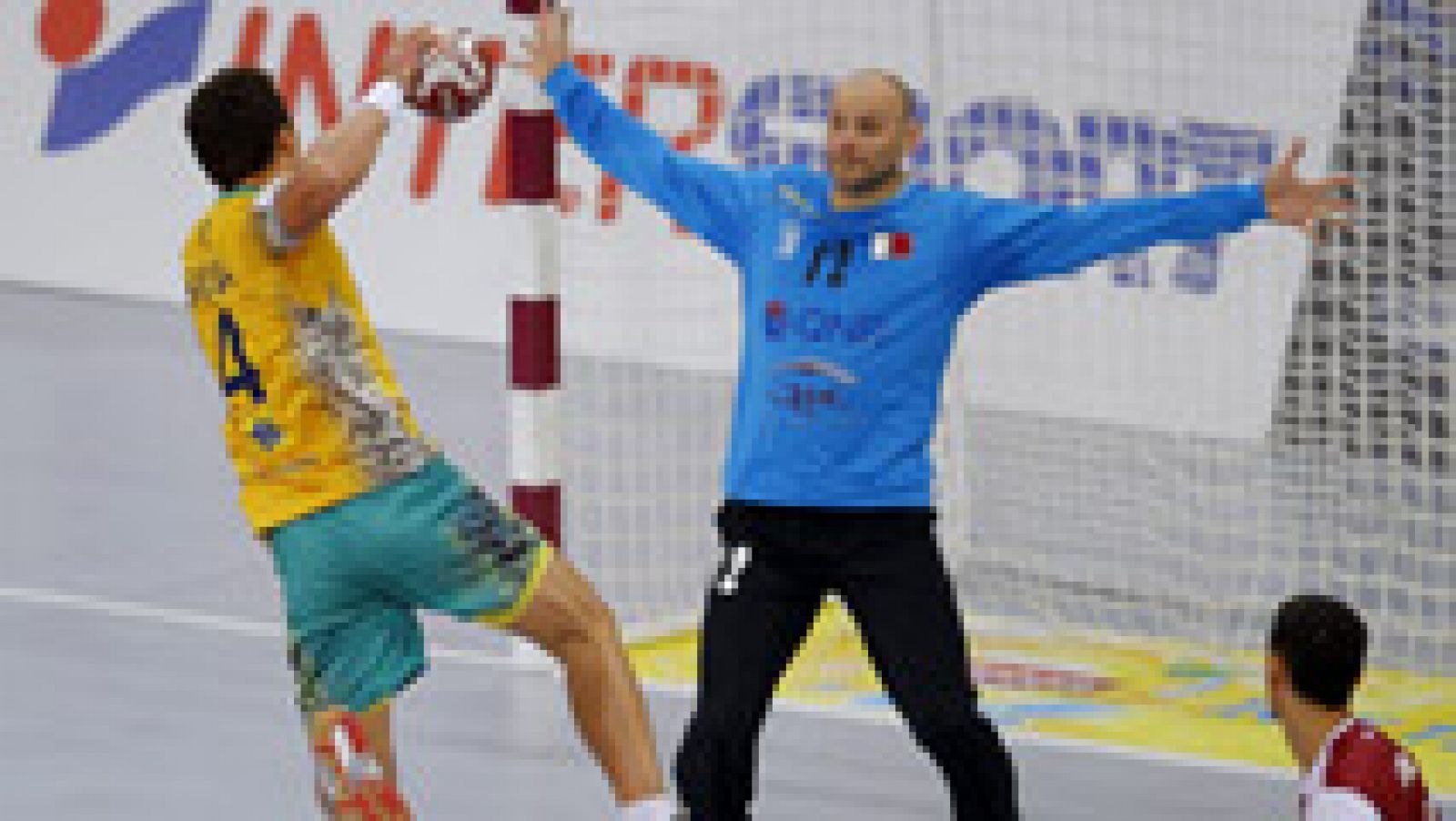 Catar, la selección anfitriona del Mundial de balonmano, se ha impuesto 28-23 a Brasil en un duelo de seleccionadores españoles.