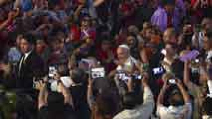 Multitudinario recibimiento al papa Francisco en Filipinas