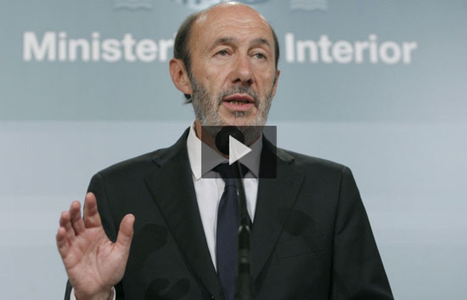 El ministro del Interior, Alfredo Pérez Rubalcaba, ha asegurado que por el momento no hay ningún indicio, ni evidencia, de que los dos presuntos etarras detenidos en Francia, tengan relación con los tres últimos atentados de ETA