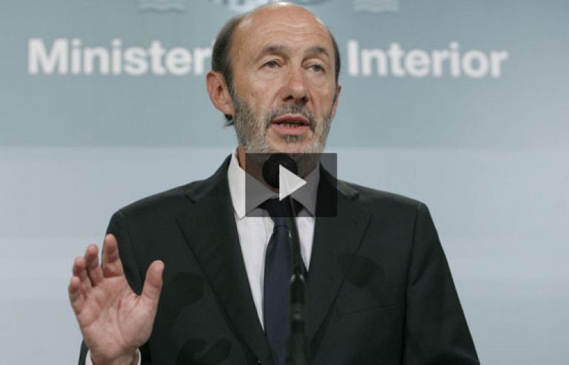 El ministro del Interior, Alfredo Pérez Rubalcaba, ha asegurado que por el momento no hay ningún indicio, ni evidencia, de que los dos presuntos etarras detenidos en Francia, tengan relación con los tres últimos atentados de ETA